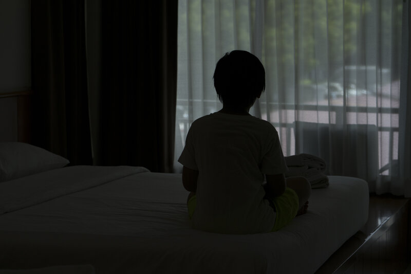 child alone in hotel room